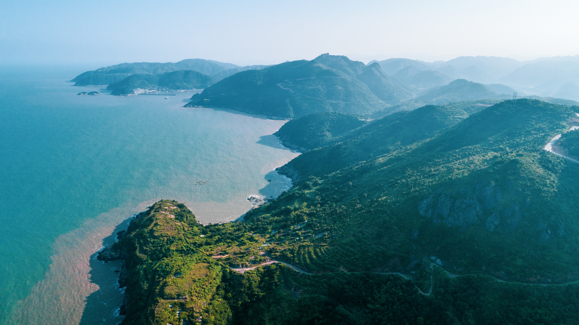 在温州苍南海边有一个叫炎亭镇旅游景点,从上空看