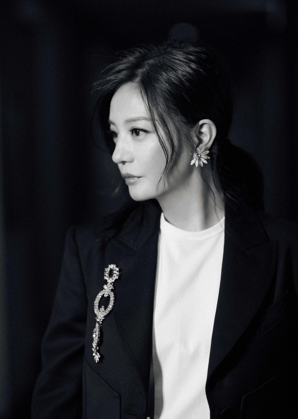 赵薇东京电影节, 酷帅西装长风衣率性又干练