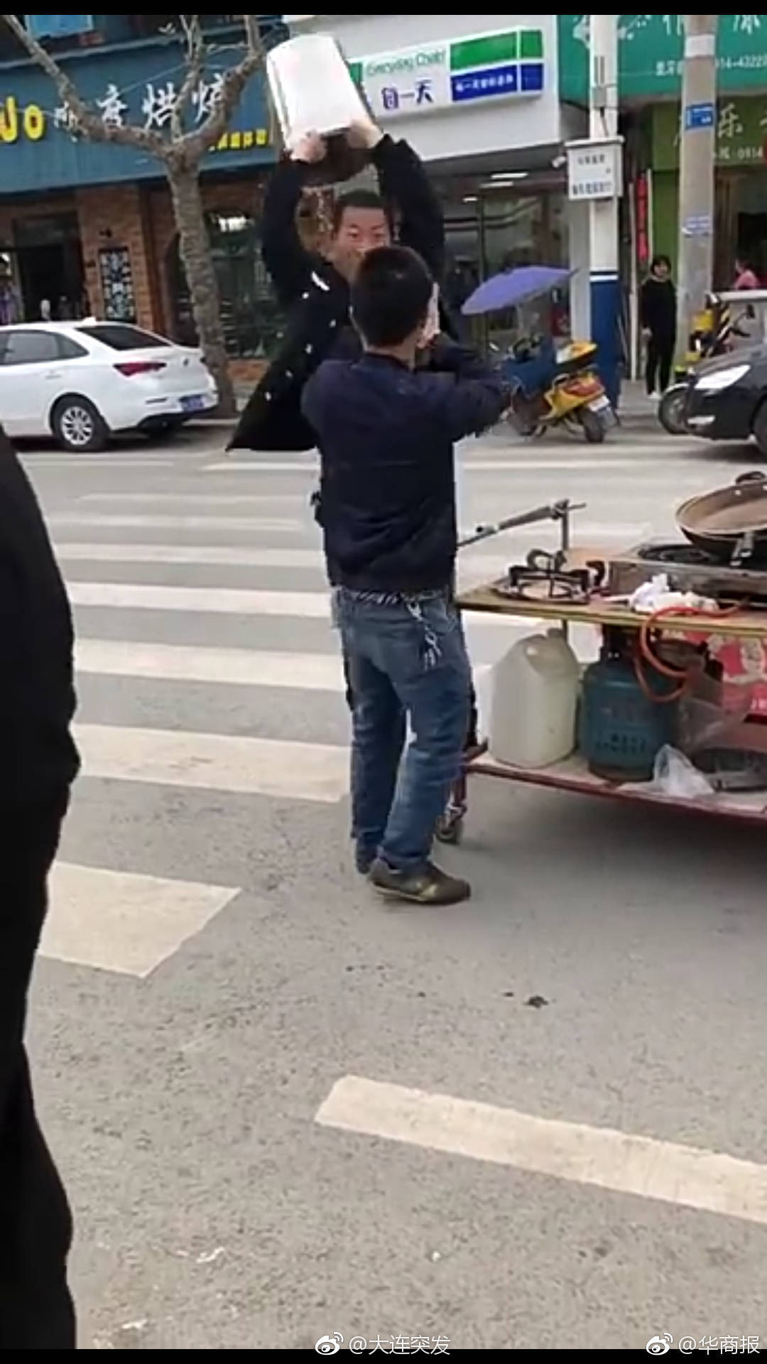 陕西 城管街头殴打小贩:涉事城管已被解聘 城管局长向被打小贩道歉