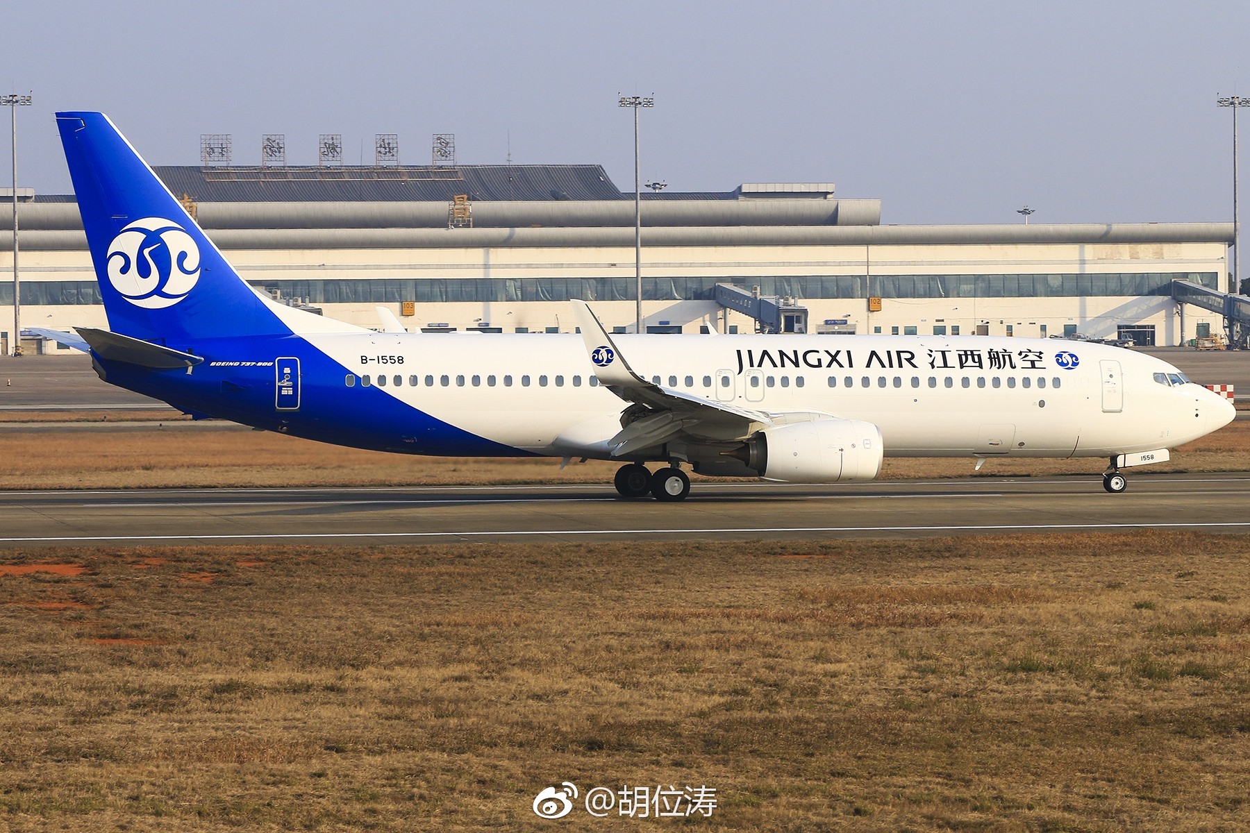 架编号为b-1270的飞机平稳降落在南昌昌北国际机场,正式落户江西航空