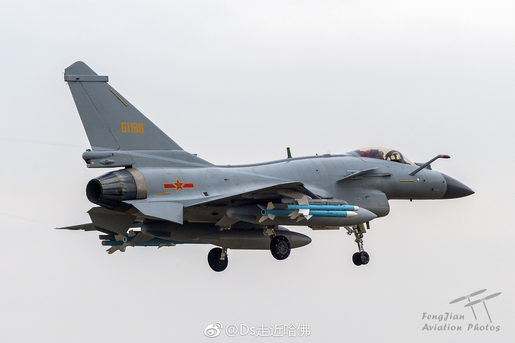 11月2日上午九点五十分左右,全副挂载的歼十b战机落地航展现场