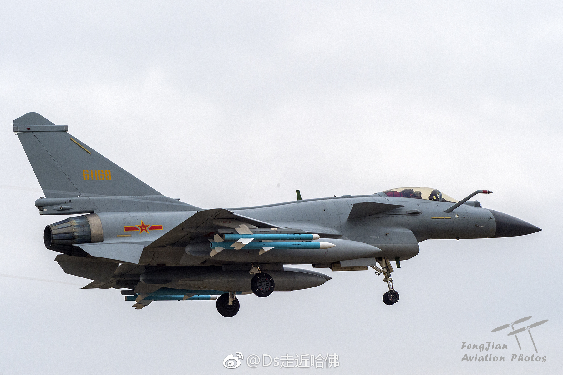 11月2日上午九点五十分左右,全副挂载的歼十b战机落地航展现场