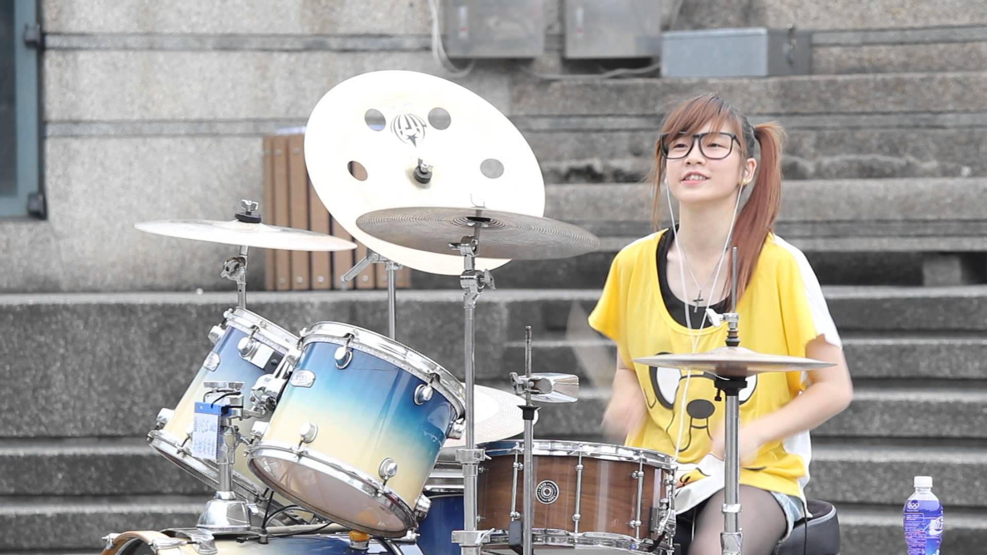 天赋和对乐器的敏锐掌控力,让她在从师短短几年后便成了天资型鼓手