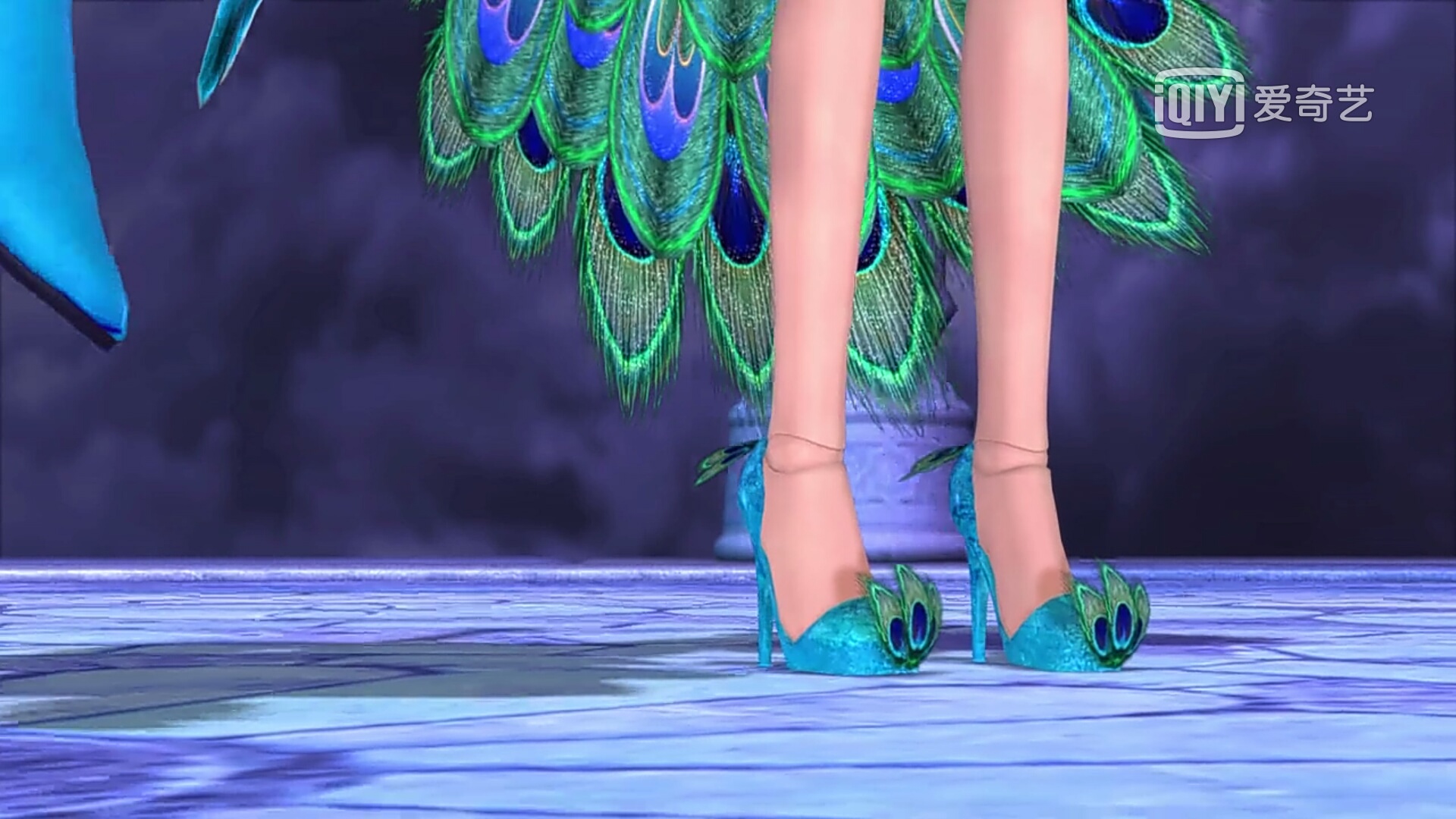 孔雀的高跟鞋陈思思没有变身前,穿着非常厚的后底鞋,陈思思变身后拥有