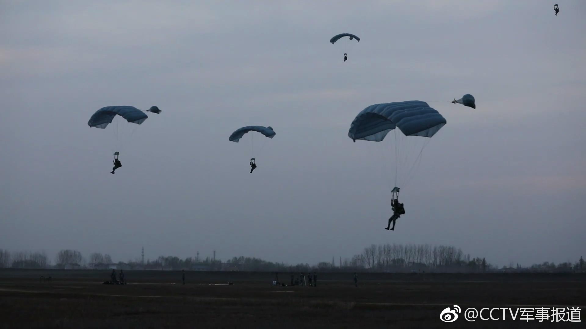 空军空降兵某特战旅"雷神"突击队——整建制翼伞全装跳伞训练 锤炼