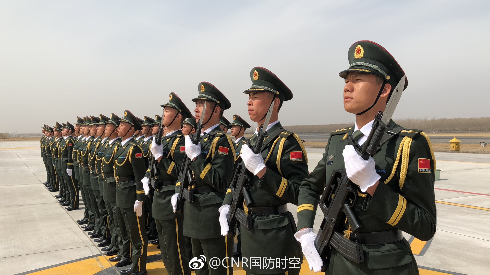 迎接志愿军烈士回家的礼兵就位