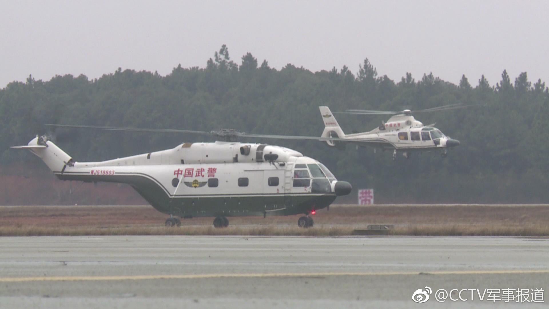 武警某部直升机支队:雨天开展空中救援演练 锤炼飞行员综合作战能力
