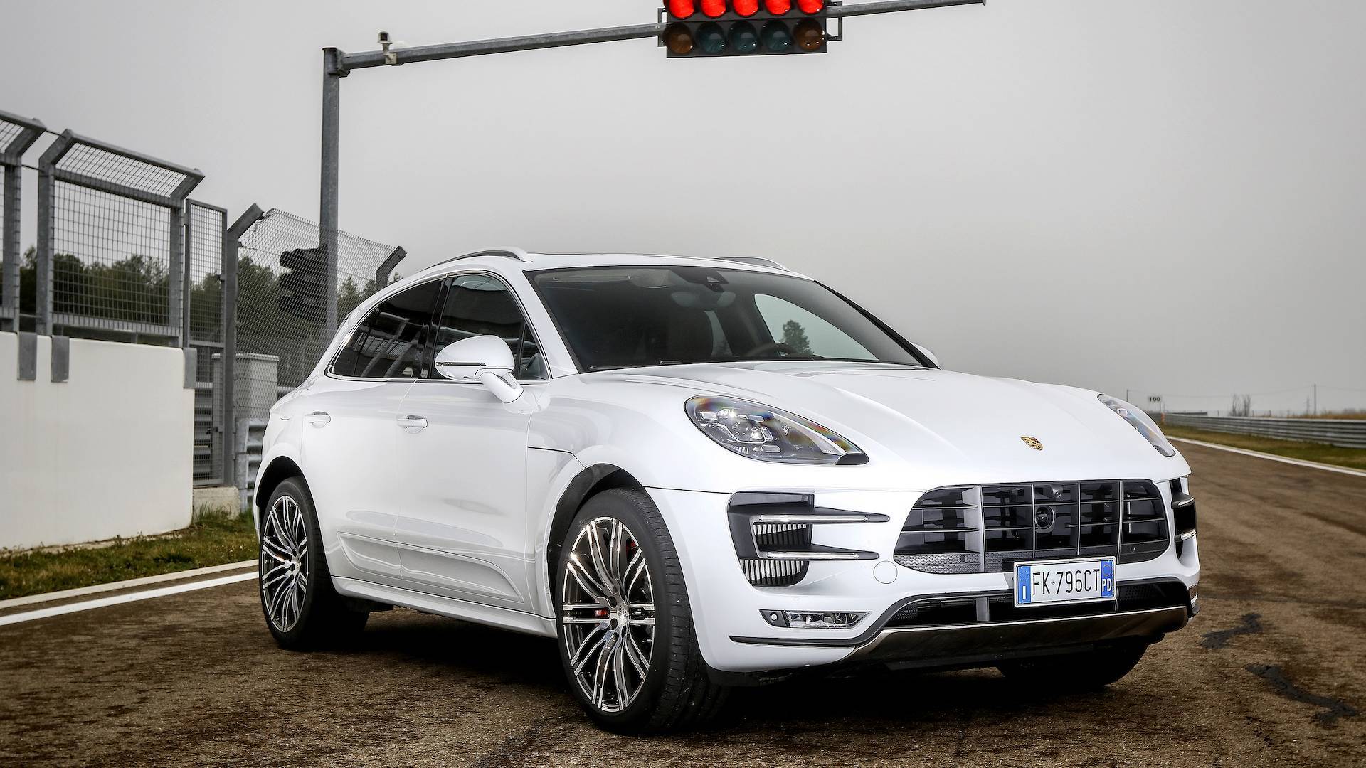 阿尔法罗密欧stelvioquadrifoglio挑战保时捷macanturbo