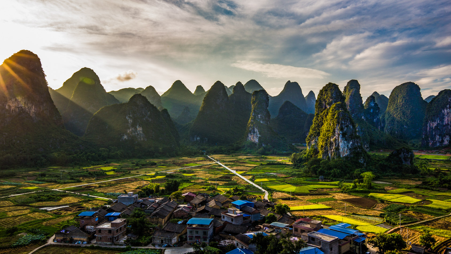 日晒稻谷黄夏日丰收忙一可叶摄于桂林奇峰镇