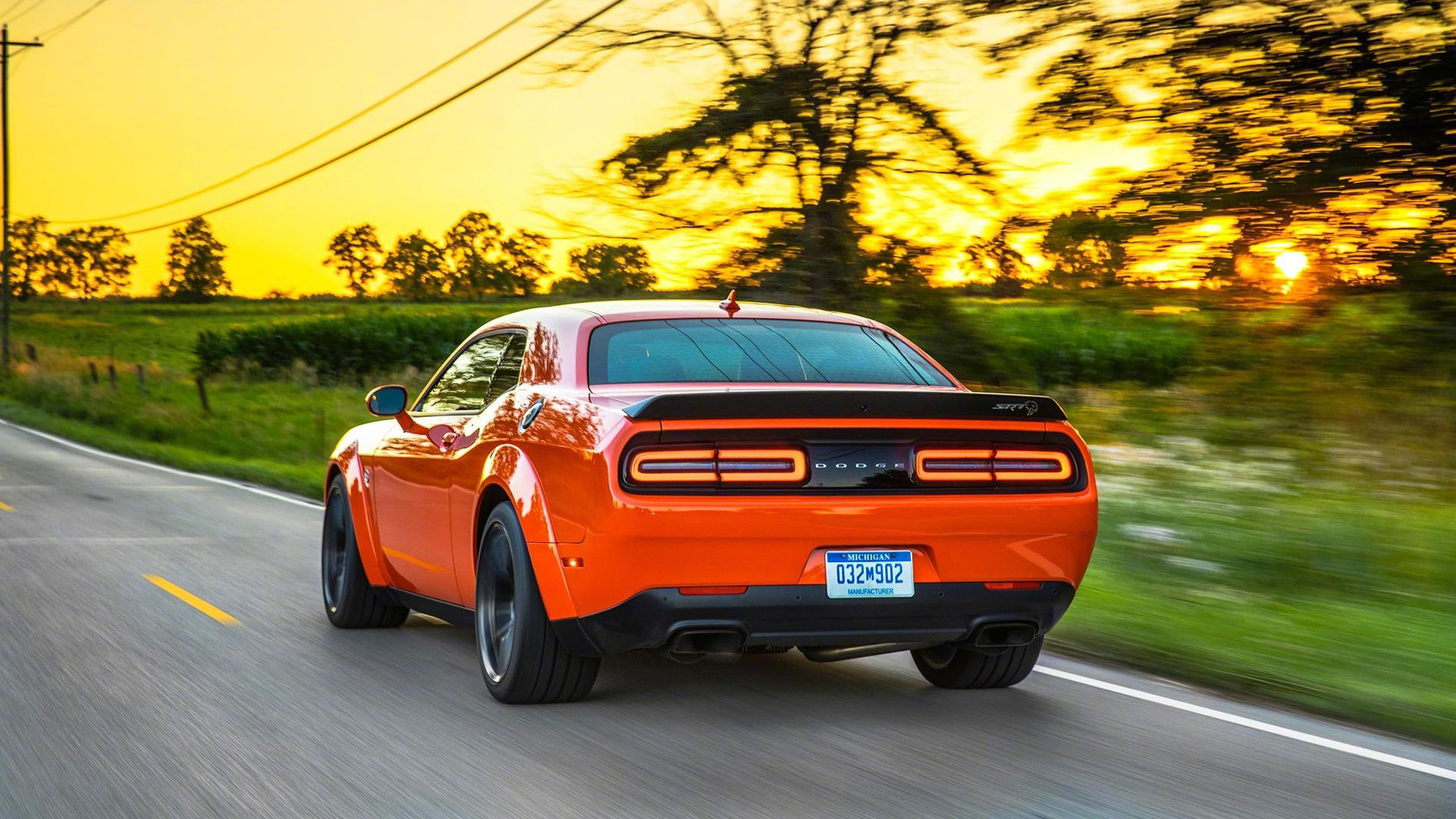 秋天到了,树叶黄了,壁纸屏保该换新车了-新浪汽车