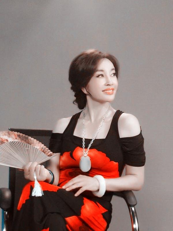 刘晓庆晒美照皮肤不如往日,手镯项链更引人注目