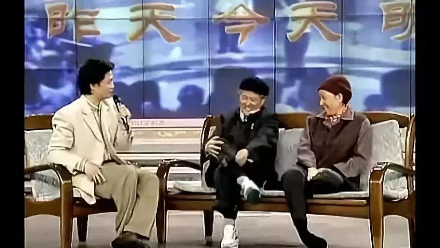 赵本山,宋丹丹,崔永元合演的这个小品模式,就是取材自《实话实说》.