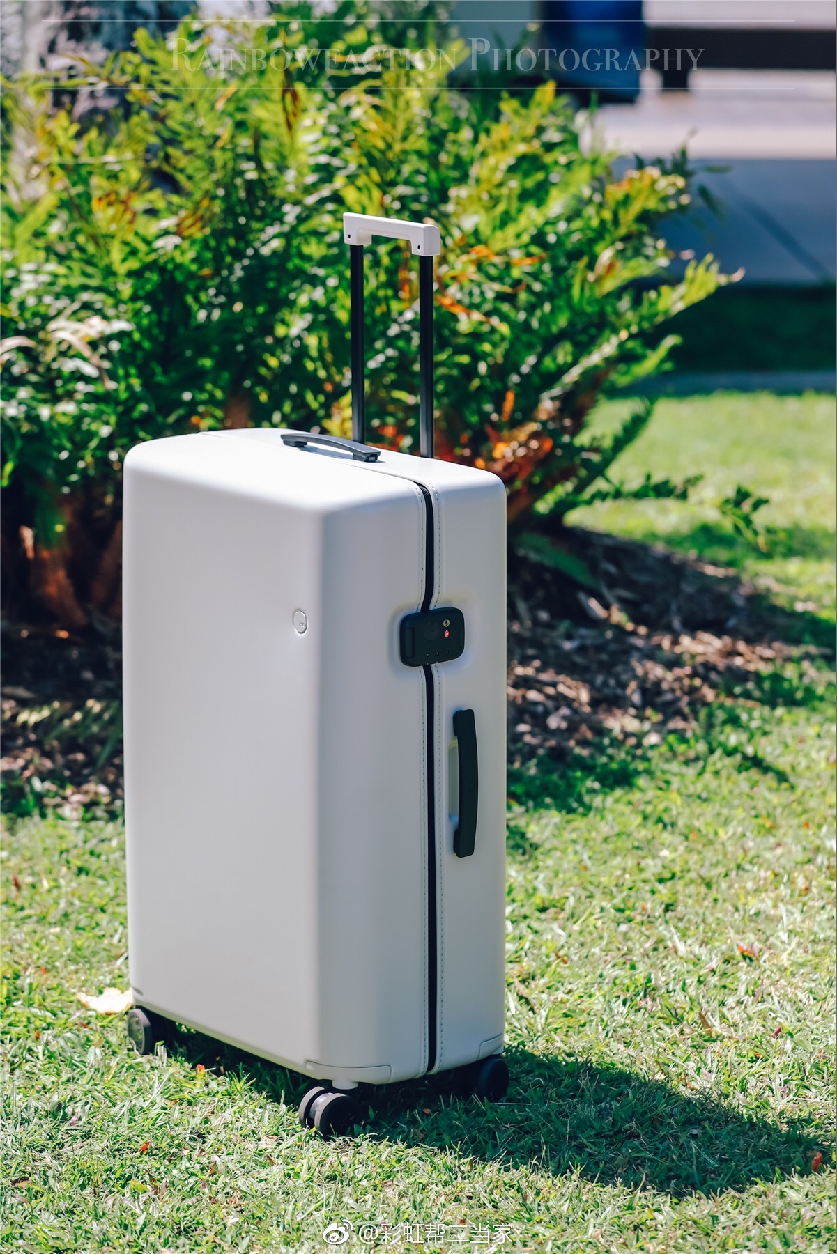 选旅行箱一直要够美, 够轻,够滑,够牢～刚好一坨的pistachio开心果