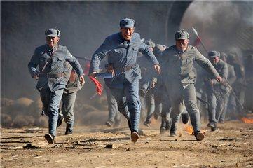 为何战争时期的士兵冲锋陷阵都不怕死?原因有四点,你去你也不怕