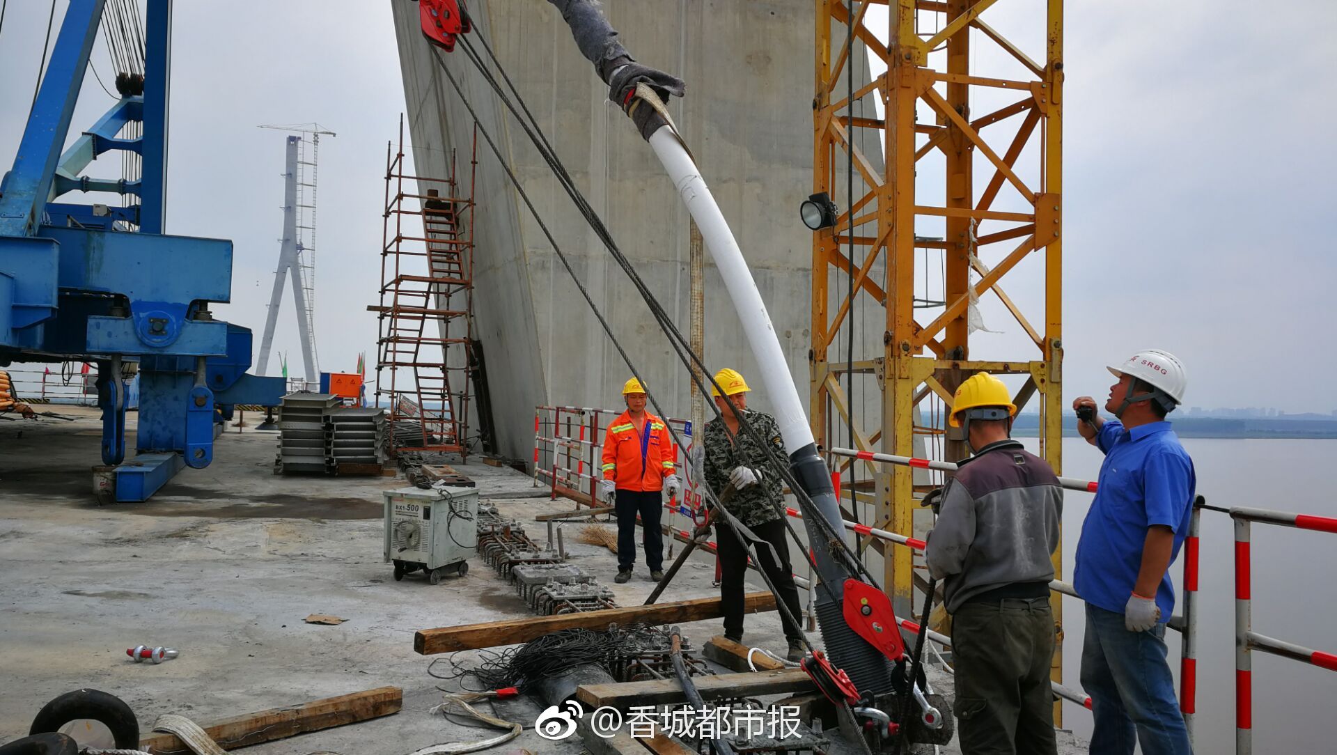 嘉鱼长江公路大桥首根斜拉索开始安装