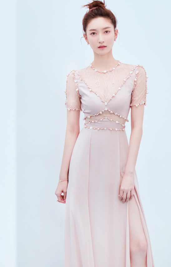 江疏影真会玩,把裙子倒过来穿,不仅时尚,上厕所也方便多了!