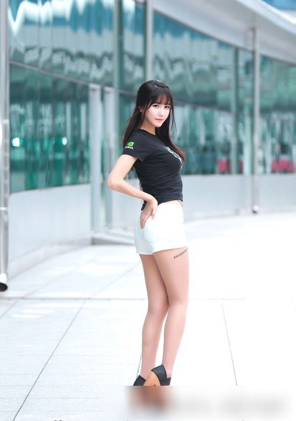 魅影-韩国美女林率雅热裤t恤简单而不失妩媚