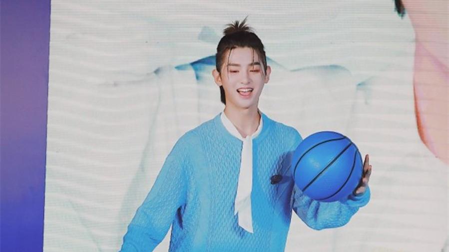 ninepercent成员justin黄明昊出席活动,现场打篮球快问快答!