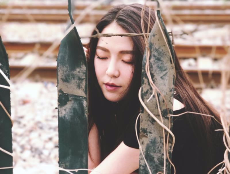 九零后阳光女歌手于果一曲《侧脸》获大众好评!