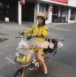 搞笑Gif动图小伙子,骑车不要只顾看美女,撞到了吧!|骑车|小伙子|美女_新浪新闻