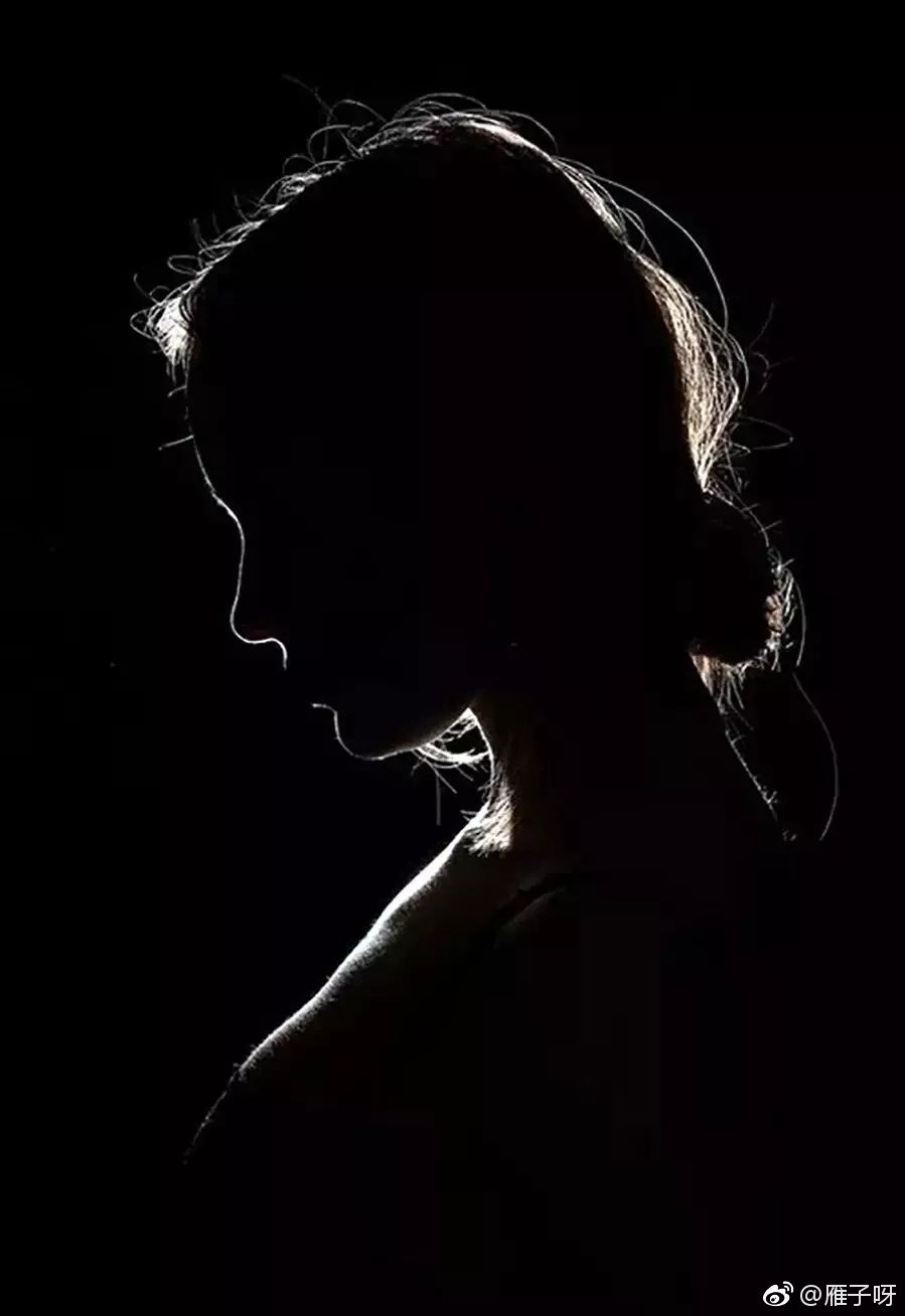 有一种极简,叫做遇上黑白人像,摄影师通过完美的光影控制