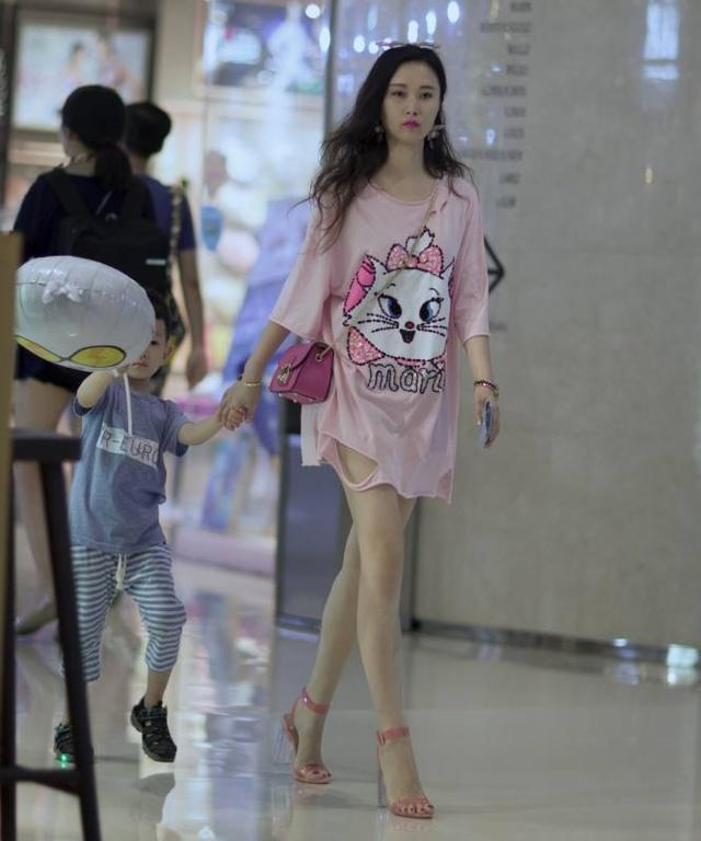 时尚辣妈穿裙装逛街更有女人味 更能吸引眼球让人羡慕