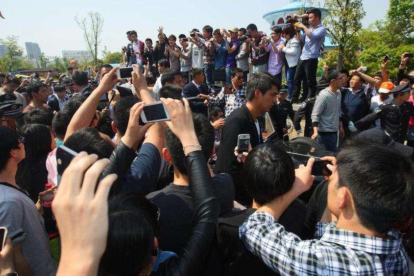 揭秘明星背后的粉丝群体,疯狂程度让常人难以理解