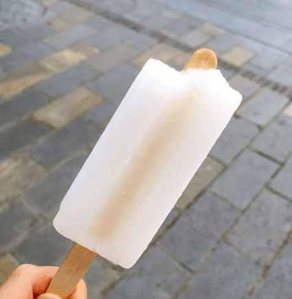 四,白糖冰棍这款冰棍以前卖两毛钱一根,就是菠萝味,小时候觉得味道还