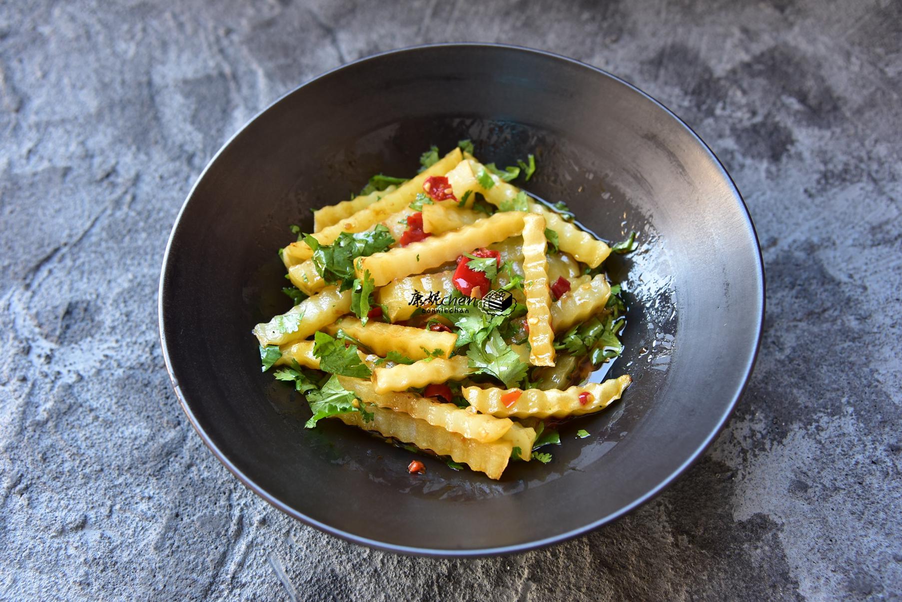 凉拌土豆条不焯水,不油炸更健康,拌一拌,好吃到飞起,瞬间秒光