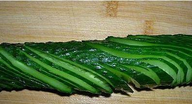 柳叶片 这种片薄而窄长,形是柳叶一般用切的方法制成.