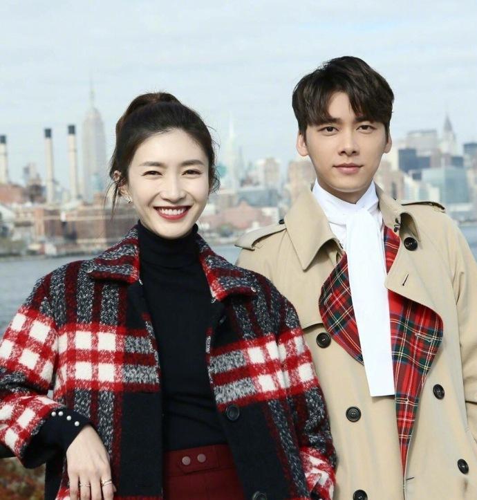 江疏影和李易峰穿大衣合影, 别说, 还真的挺有夫妻相!