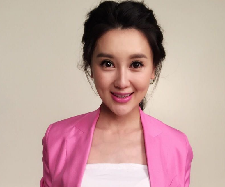 嫁入豪门当阔太,因丈夫破产欠债风光不再,替夫还债的她如今成这