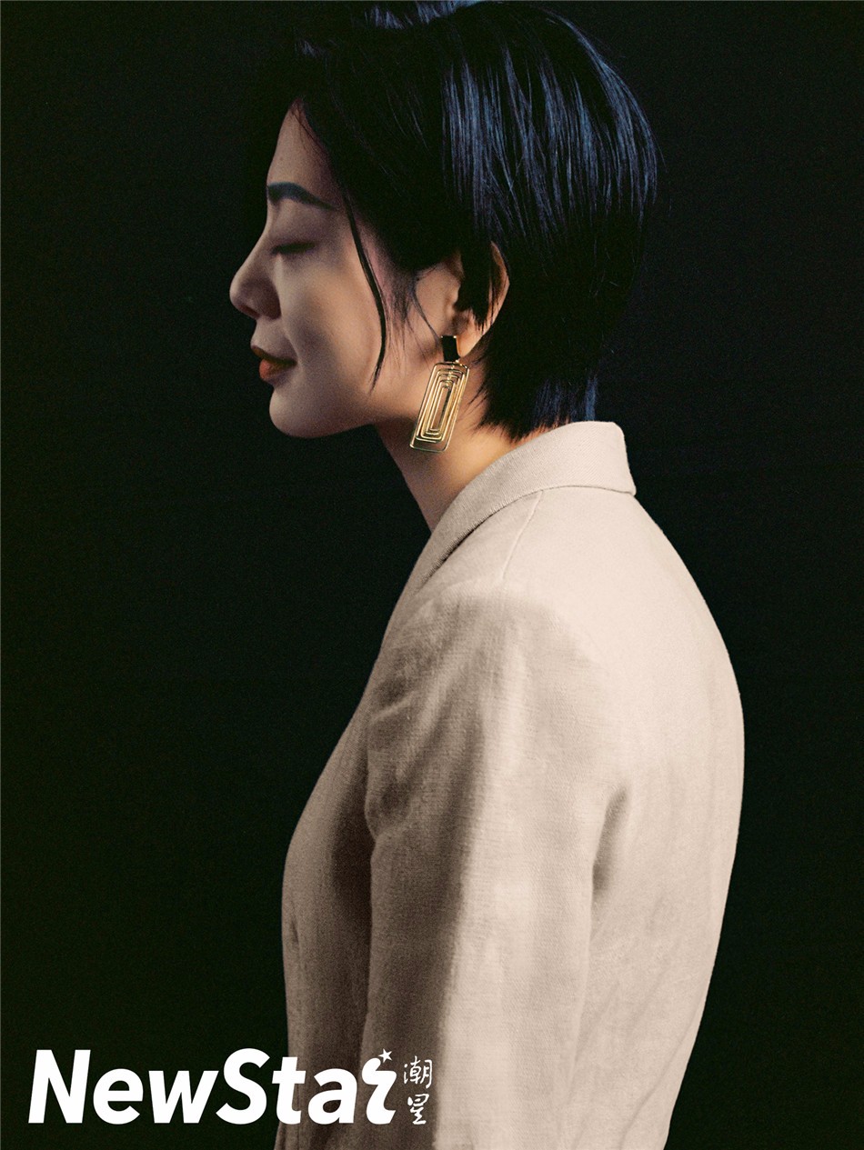 王真儿杂志大片曝光 冷艳有型气质撩人