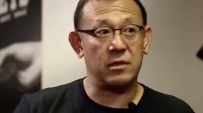 贾冰爆笑小品演绎《芳华》台下都笑炸,不愧是