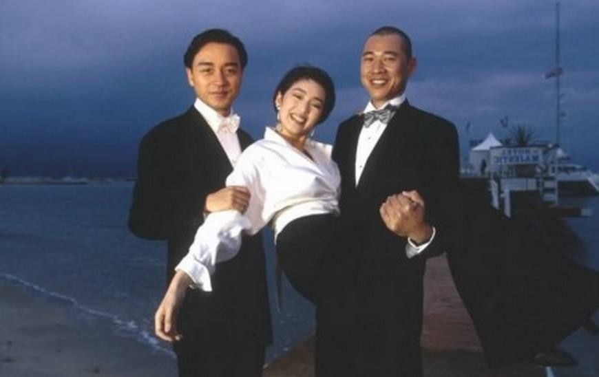 中间是c位 张国荣身后是"密友"唐鹤德,旁边是大导演徐克的妻子施南生