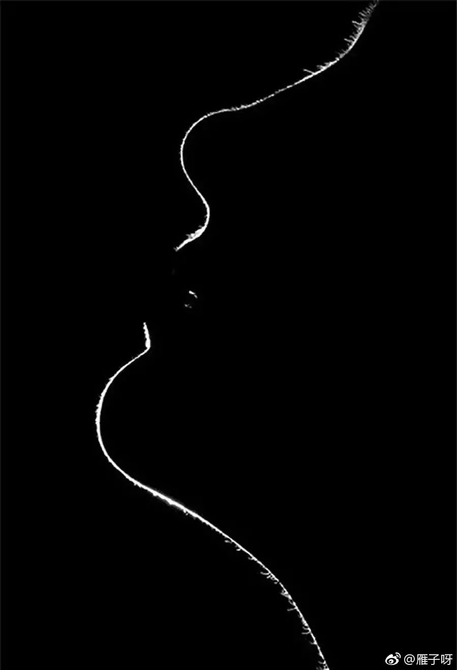 有一种极简,叫做遇上黑白人像,摄影师通过完美的光影控制