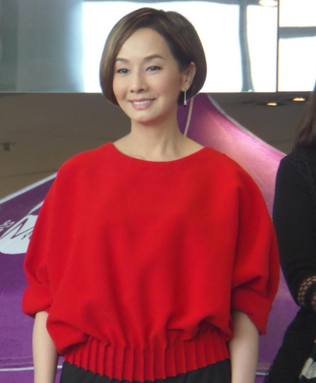她先后嫁了三次,还曾为婚姻推出过影坛,第三次就嫁给了现任丈夫区丁平