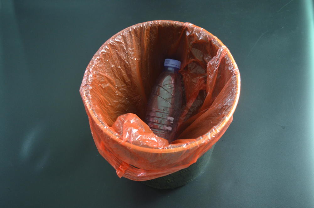 垃圾桶上粘一个塑料瓶,一年能帮家里省不少钱,可惜知道的人不多