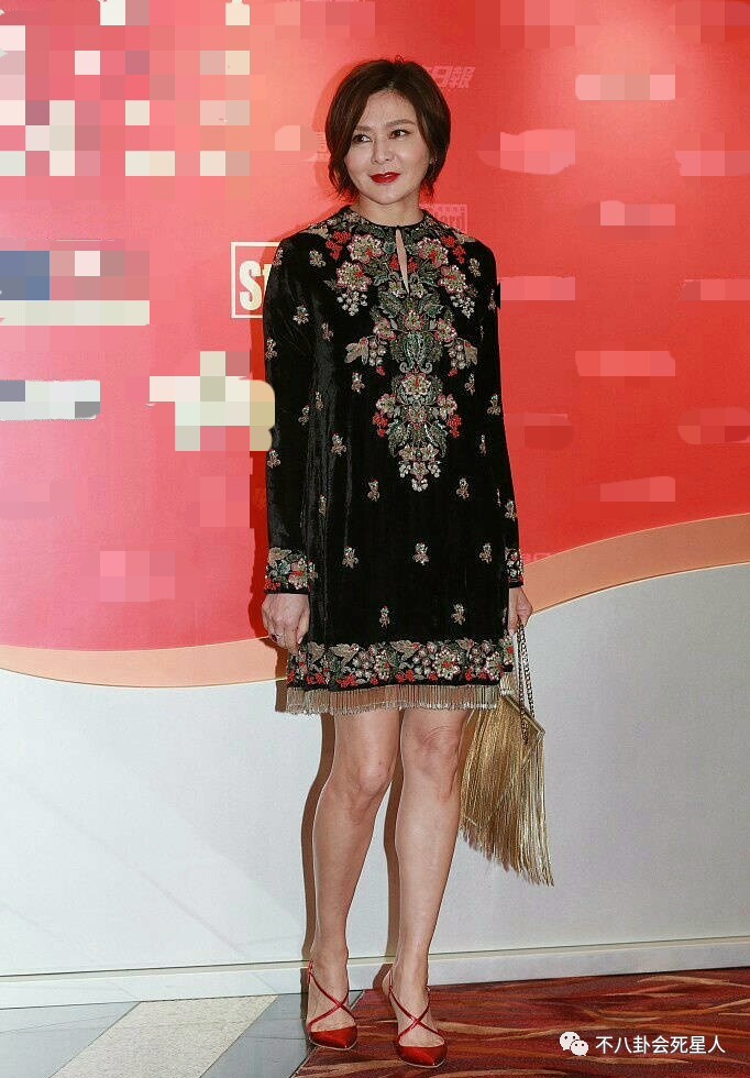 56岁关之琳保养不输43岁佘诗曼但她的腿一看就知道上了年纪