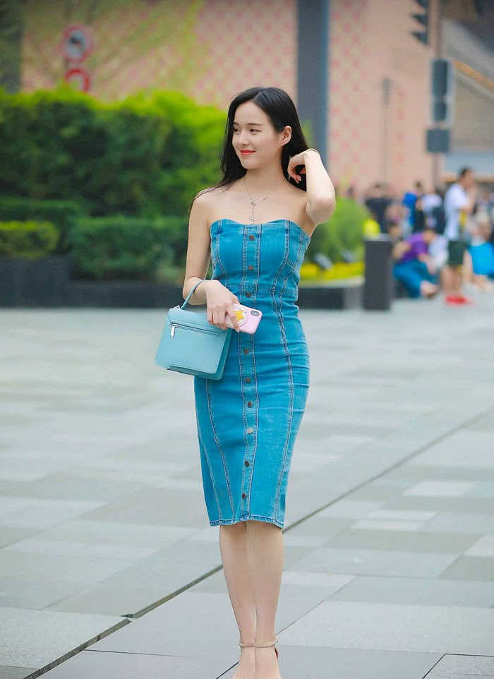 街拍,气质美女穿抹胸连衣裙,完美身材性感撩人,实在迷人