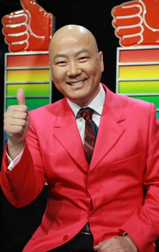 52岁郭冬临近照,小20岁老婆比牛莉还美,网友:难怪看不她