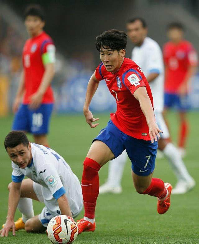 第114分钟,初濑亮将角球送到门前,上田绮世抢到第一点头球攻门得手