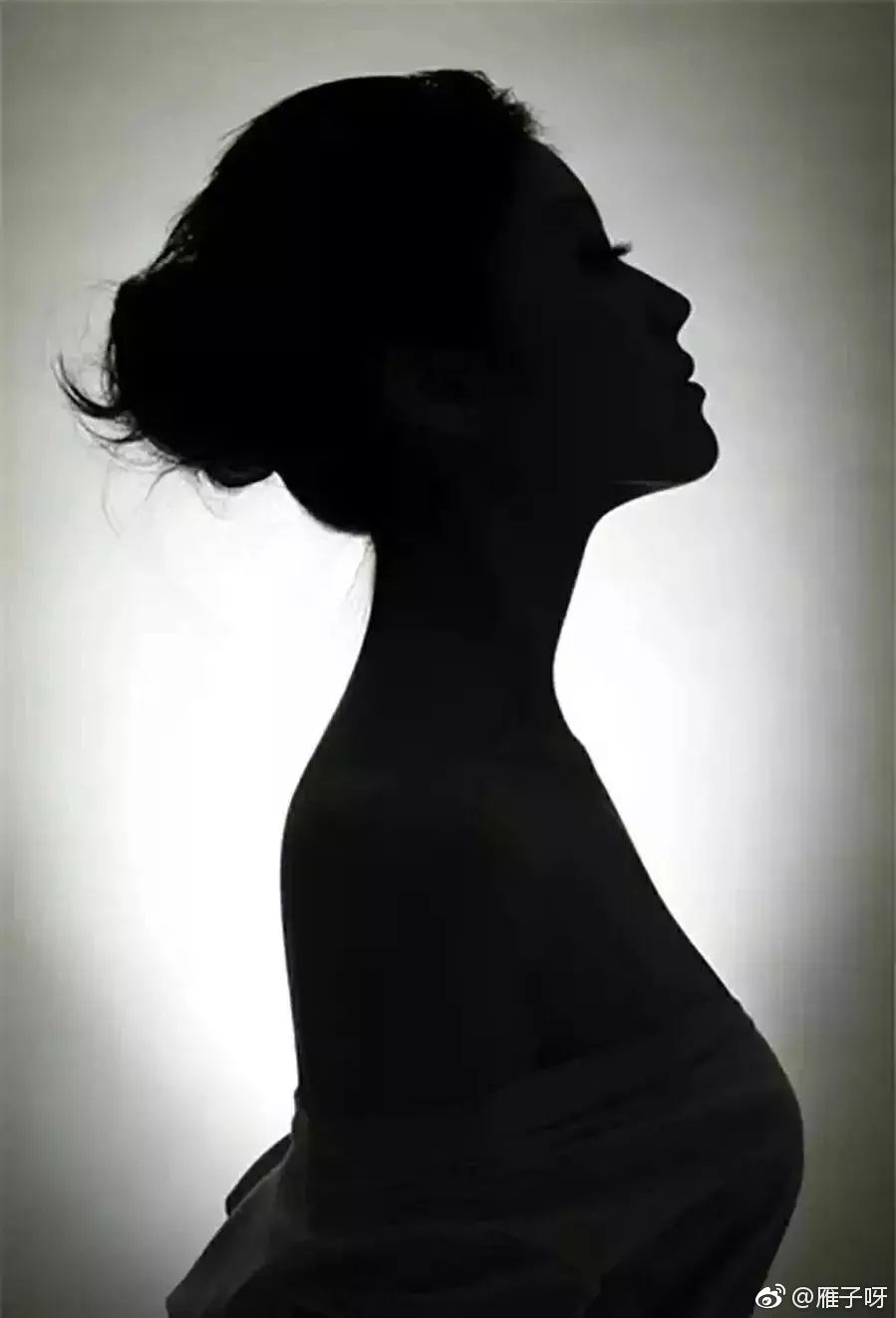 有一种极简,叫做遇上黑白人像,摄影师通过完美的光影控制