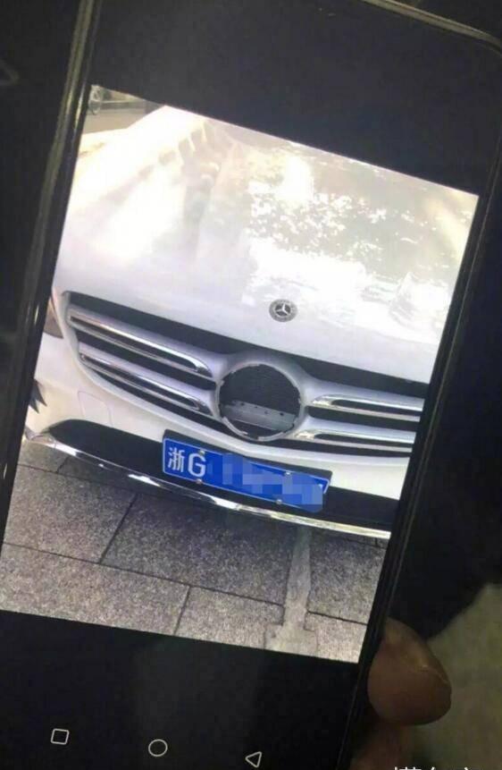 小伙连抠十多个奔驰车标当饭盒,结果悲剧了