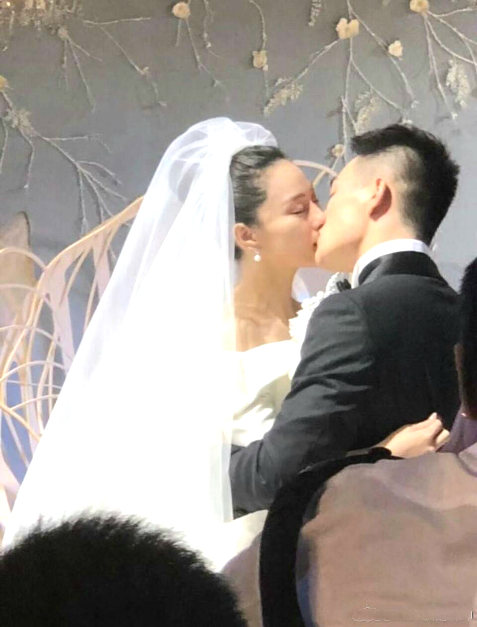 张馨予婚后与老公幸福首秀细腿抢镜挽手何捷逛街吃饭如小鸟依人