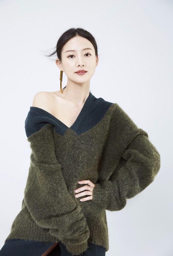 王靖云写真《灵与肉》作为一部讲述新中国的知识分子们,在艰难岁月中