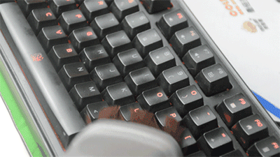 使用吸顶刷来清洁一下键盘,因为键盘长期敲打,在上面的灰尘也不少