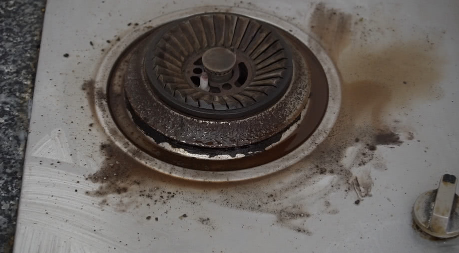 灶台油污重,只需把它们撒上面,5分钟清洗得洁净如初,太实用了