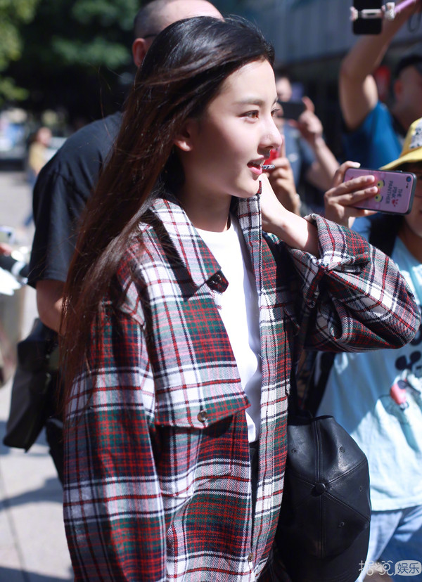 易烊千玺大学想谈恋爱?粉丝看到他的漂亮女同