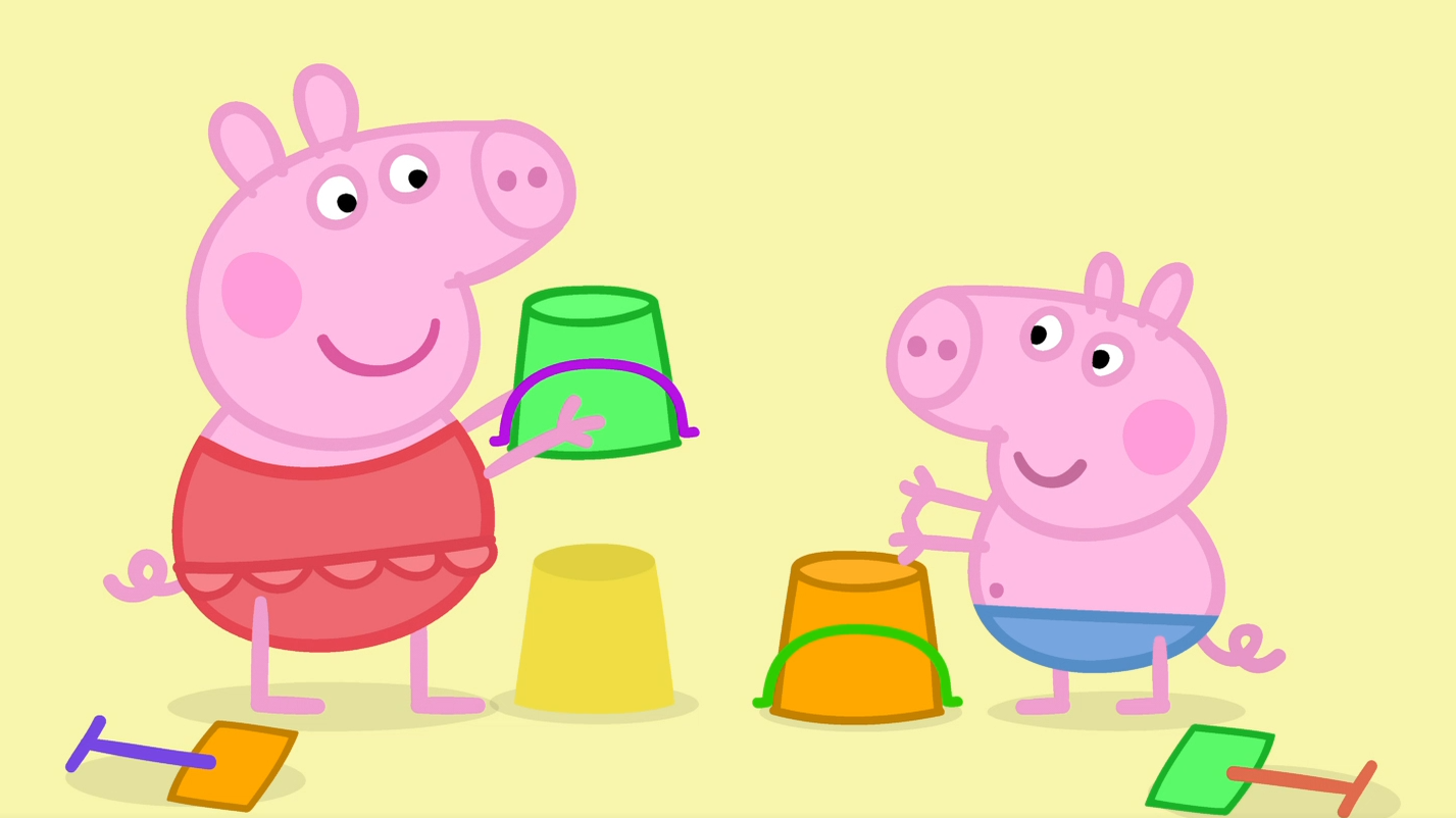 小猪佩奇在教乔治怎么做沙滩城堡